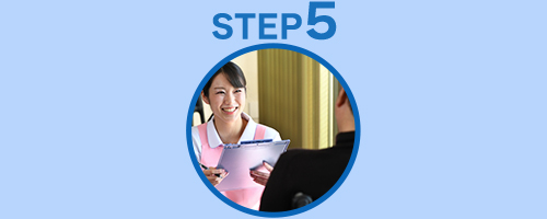 2泊〜1週間程度のお試し宿泊となります。介護サービスやお食事などをお受けいただき、ご納得いただければ、本入居・契約となります。